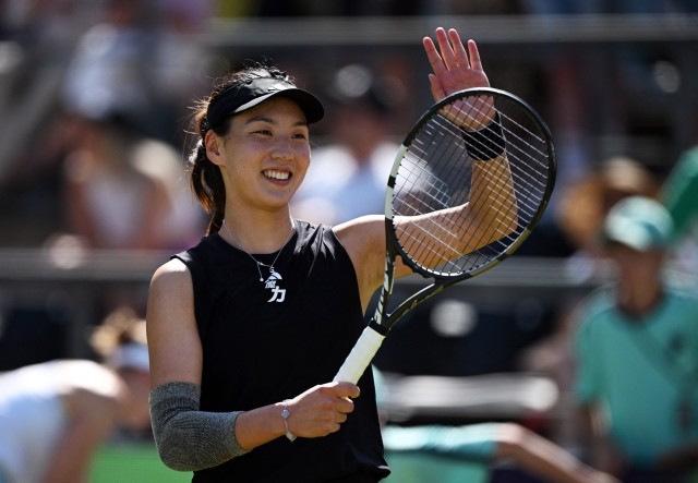 在背靠背的 在背靠背的